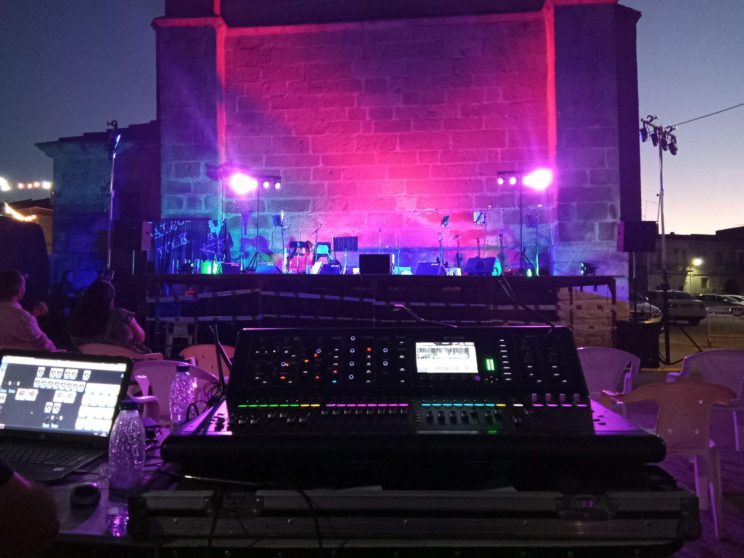 Mesa de sonido en control técnico FOH